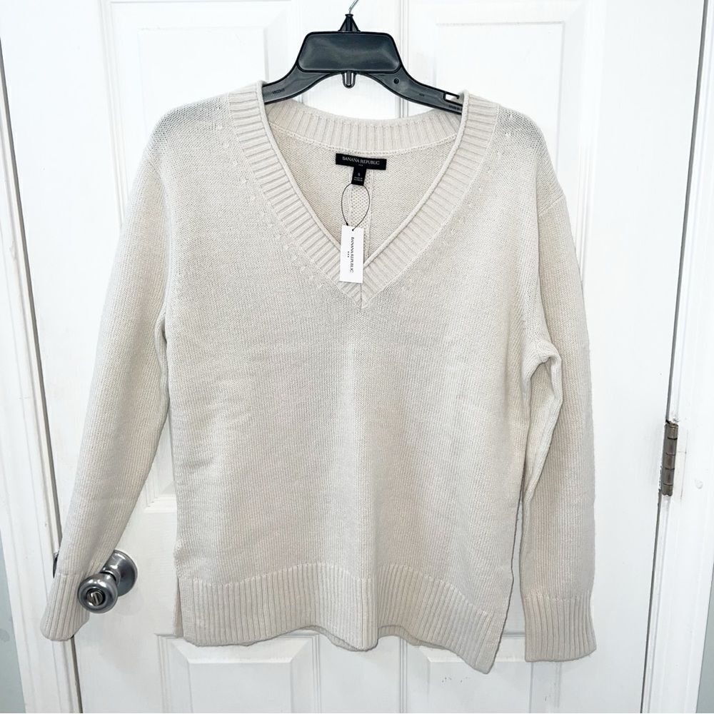 Banana Republic essential Vneck Sweater w Long sleeves &ribbed neck, arms& cuff - Picture 9 of 12